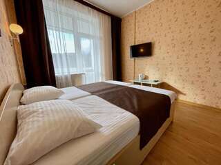 Гостиница Москва Алушта Двухместный номер с 1 кроватью или 2 отдельными кроватями и ванной комнатой-2